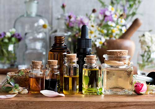 L’aromathérapie et les huiles essentielles consistent à utiliser des produits pour obtenir des effets thérapeutiques naturels, pour soulager des malaises et des affections de toutes sortes